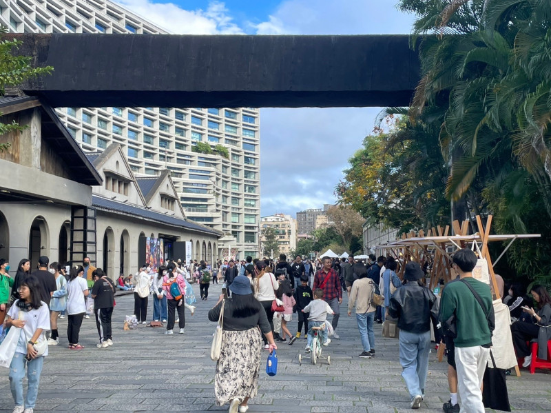 松山文創園區週末文創大街活動逛市集人潮。（松山文創園區提供）