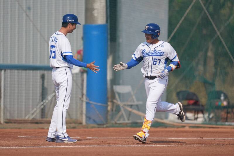 富邦悍將辛元旭代打擊出3分全壘打。（富邦球團提供）