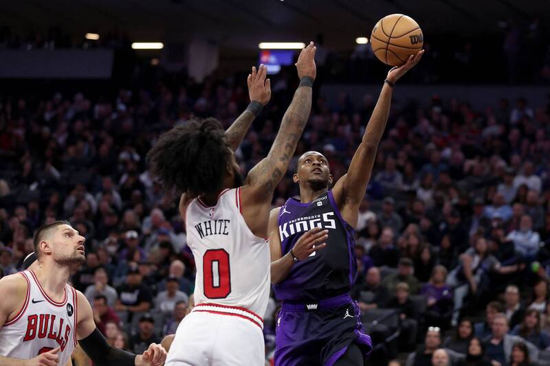 國王後衛福克斯（右）。（法新社）