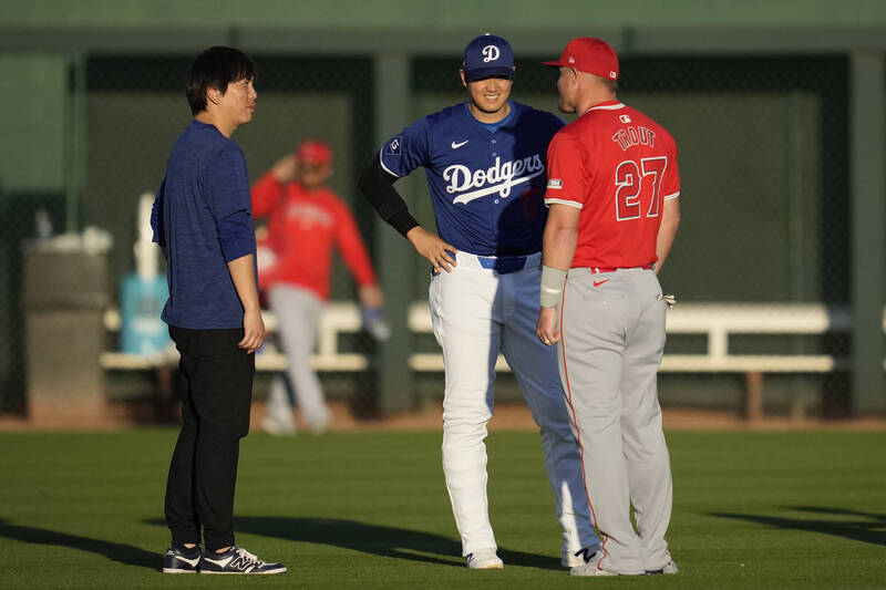 大谷翔平（中）與楚奧特（右）賽前閒聊。（美聯社）