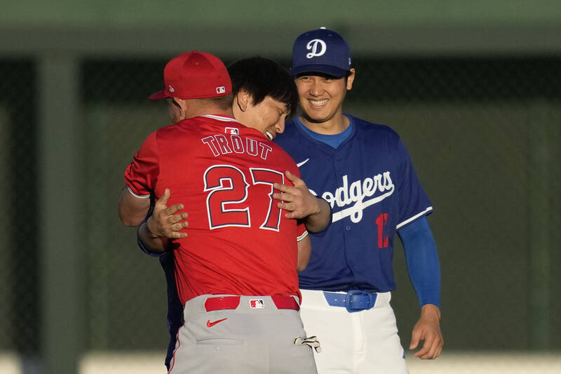 大谷翔平的翻譯水原一平（中）也與楚奧特（右）擁抱致意。（美聯社）