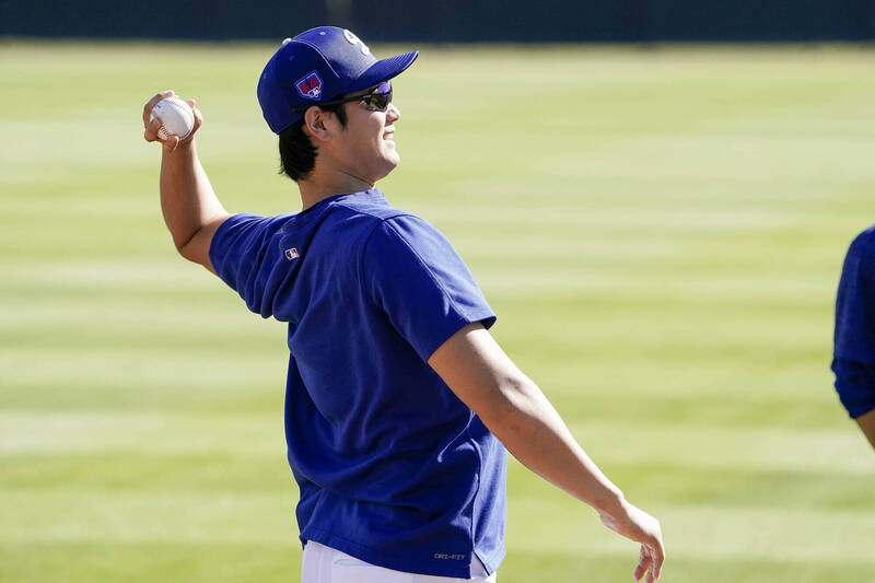 大谷翔平今天賽前用左手投球引起關注。（美聯社）
