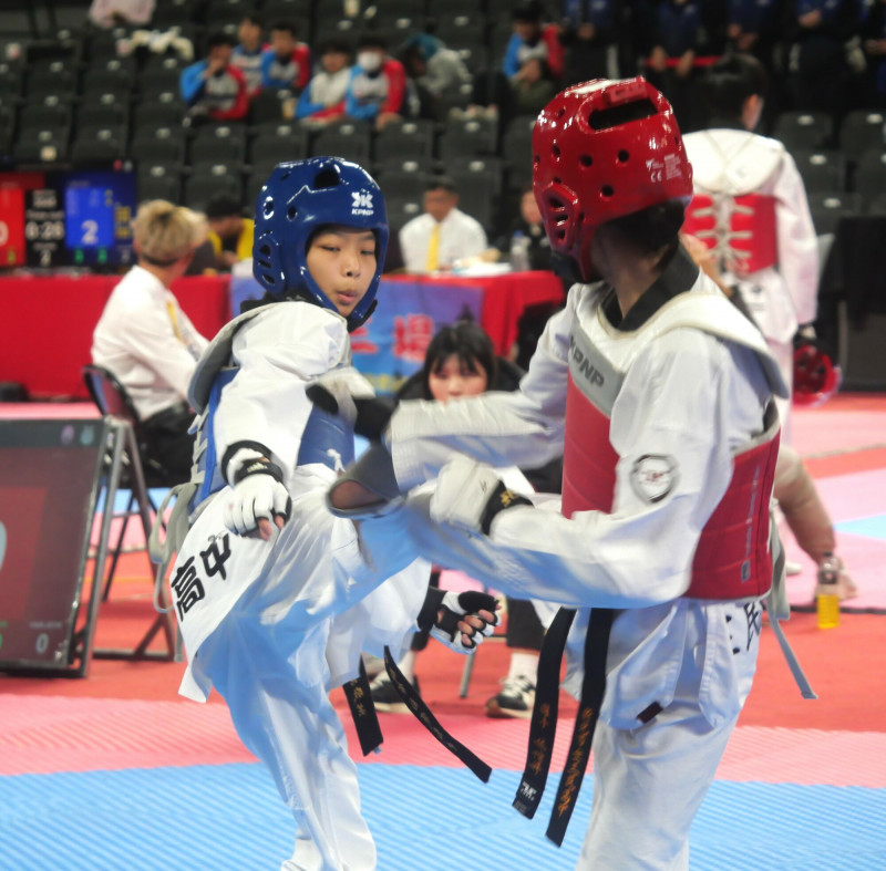 黃敬芸（左）摘金。（大會提供）