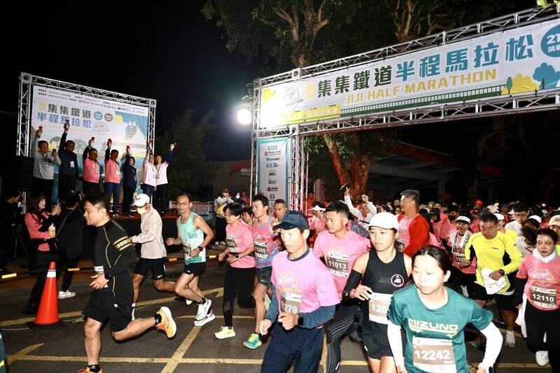 2024 集集鐵道半程馬拉松，10日凌晨在集集和平國小分組鳴槍開跑。（南投縣政府提供）