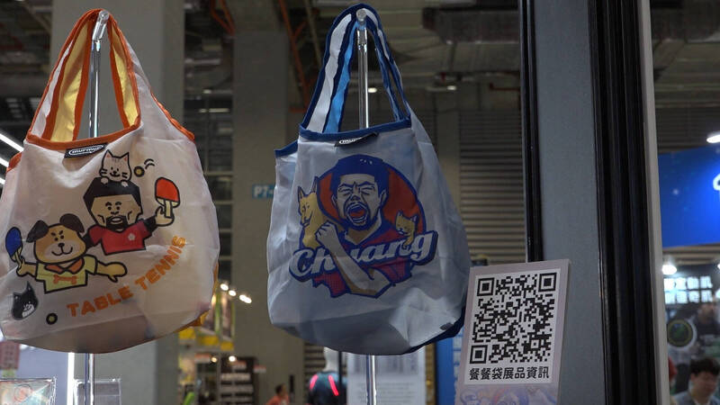 關懷流浪動物議題的莊智淵與家扶中心合作，製作永續使用的餐袋。（台師大提供）