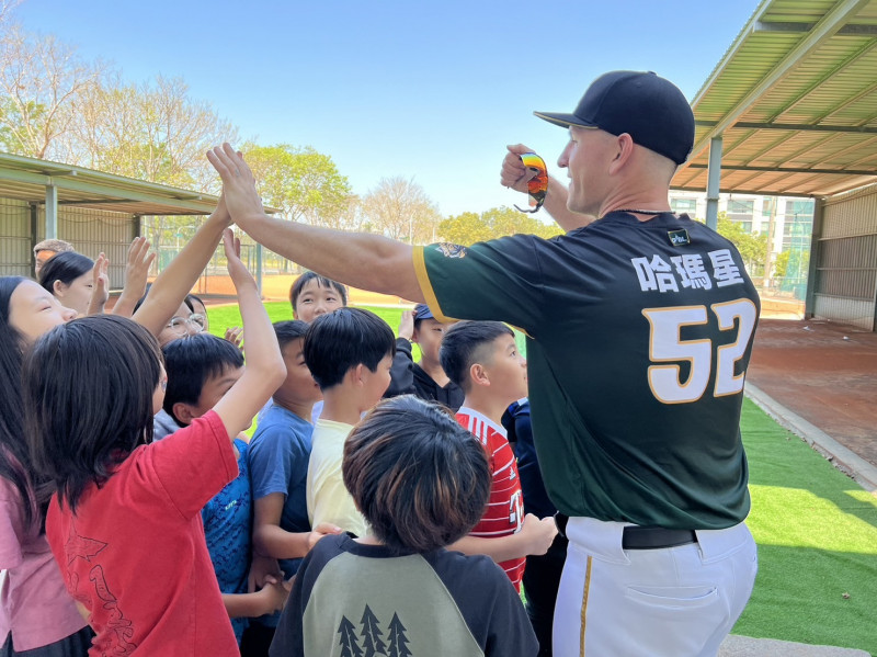 台鋼洋投哈瑪星樂當孩子王。（台鋼雄鷹提供）