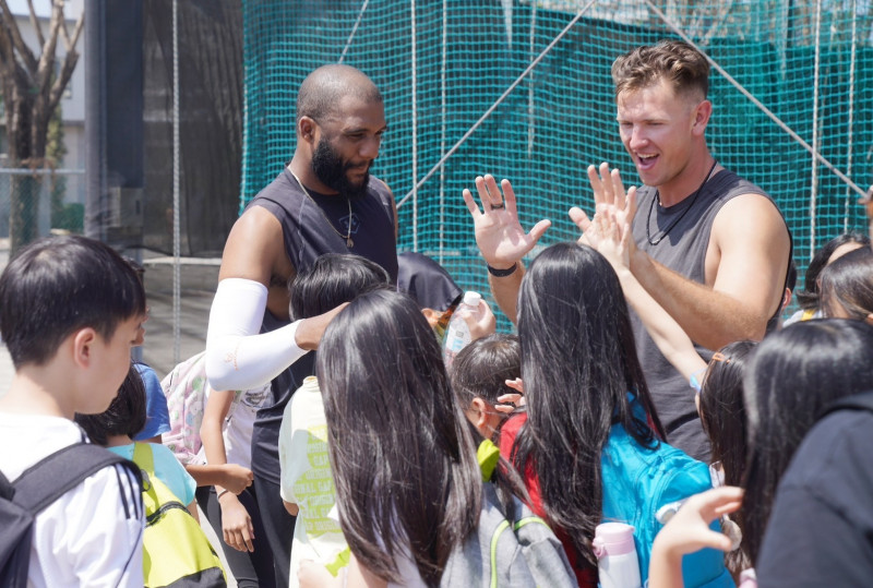 台鋼洋投哈瑪星（右）、雷公開心和小朋友互動，還相約開季在台鋼主場見面。（台鋼雄鷹提供）