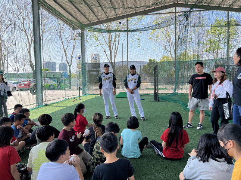 台鋼雄鷹積極深耕高雄，今天迎接高雄馬禮遜美國學校小朋友，採「雙語」方式讓他們更了解棒球。（台鋼雄鷹提供）