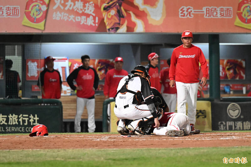 林辰勳遭球擊中頭盔。（記者李惠洲攝）
