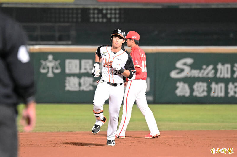 陳傑憲首局開轟。（記者李惠洲攝）
