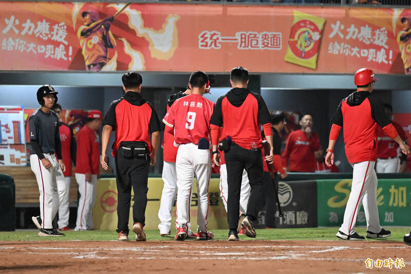 林辰勳遭球擊中頭盔。（記者李惠洲攝）