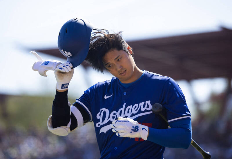 大谷翔平首打席敲出深遠飛球被接殺，後兩打席都被三振。（今日美國）