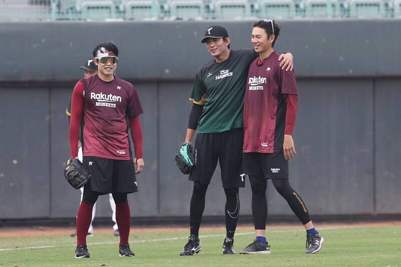 台鋼雄鷹王溢正（中）與樂天桃猿陳冠宇（左）在外野閒聊。（台鋼球團提供）