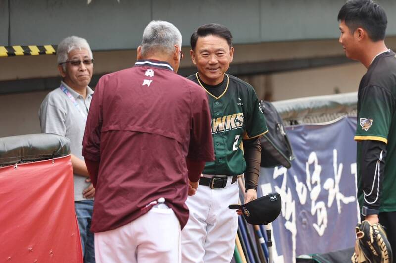 樂天桃猿總教練古久保健二（左2）向台鋼雄鷹總教練洪一中（右2）致意。（台鋼球團提供）