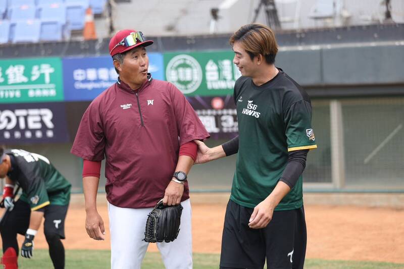 台鋼雄鷹王溢正（右）與樂天桃猿投手教練許銘傑相互調侃。（台鋼球團提供）