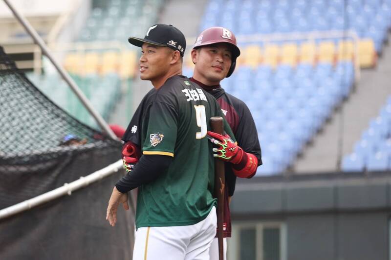 台鋼雄鷹王柏融（左）與樂天桃猿林泓育抱抱。（台鋼球團提供）