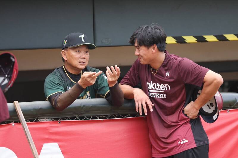 台鋼雄鷹總教練洪一中（左）詢問樂天桃猿林的近況。（台鋼球團提供）