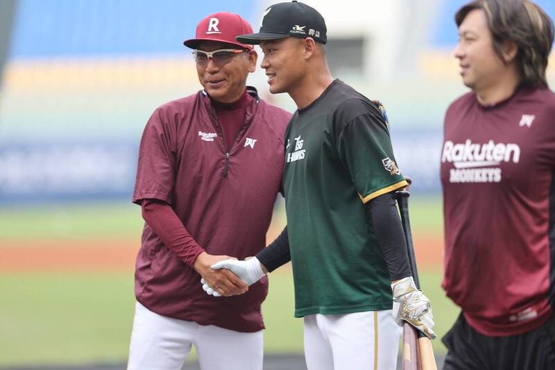 台鋼雄鷹王柏融（中）向樂天桃猿總教練古久保健二致意。（台鋼球團提供）