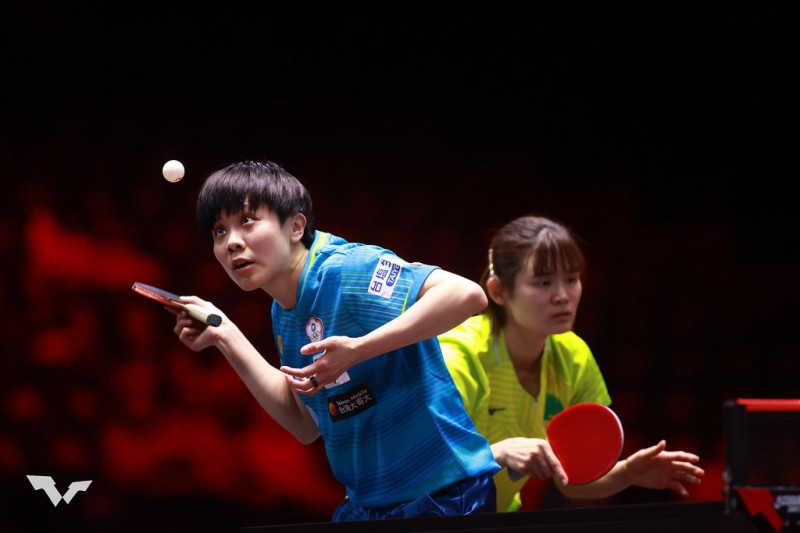 鄭怡靜（左）和李昱諄再女雙決賽不敵中國組合，收下亞軍。（取自WTT官網）