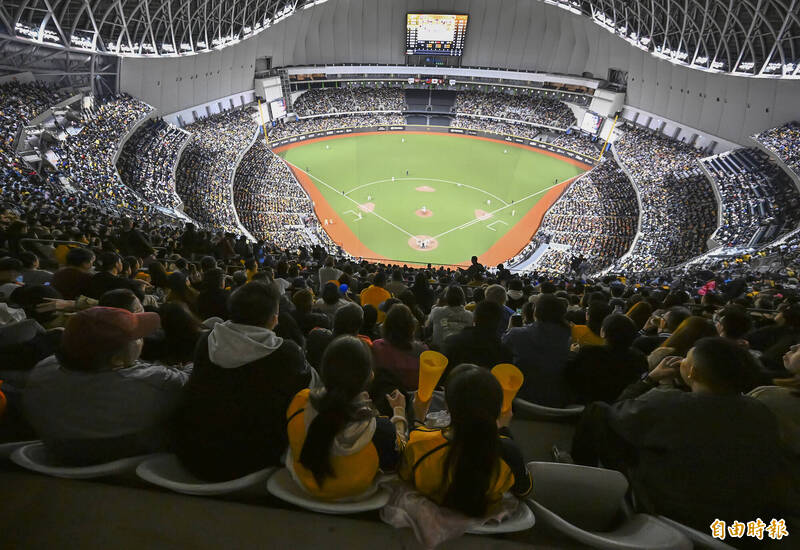 今天中職公辦熱身賽中信兄弟對味全龍，單場最多開放2萬名球迷入場。（資料照，記者陳志曲攝）
