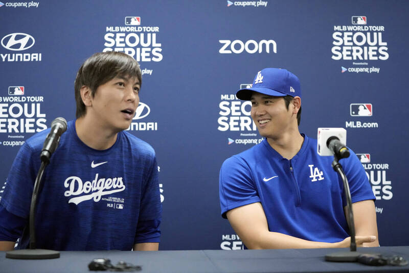 道奇隊日本球星大谷翔平（右）、前專屬翻譯水原一平（左）。（資料照，美聯社）