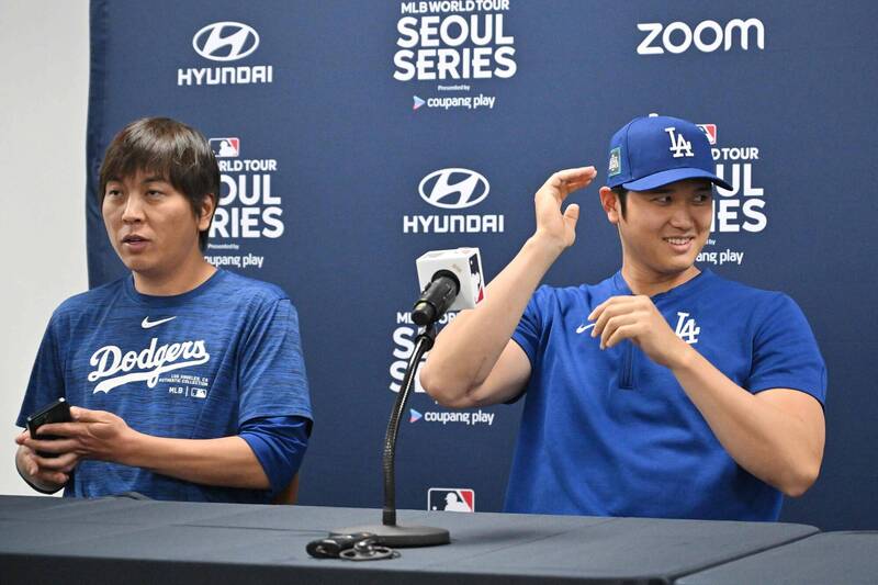 道奇隊日本球星大谷翔平（右）、前專屬翻譯水原一平（左）。（資料照，法新社）