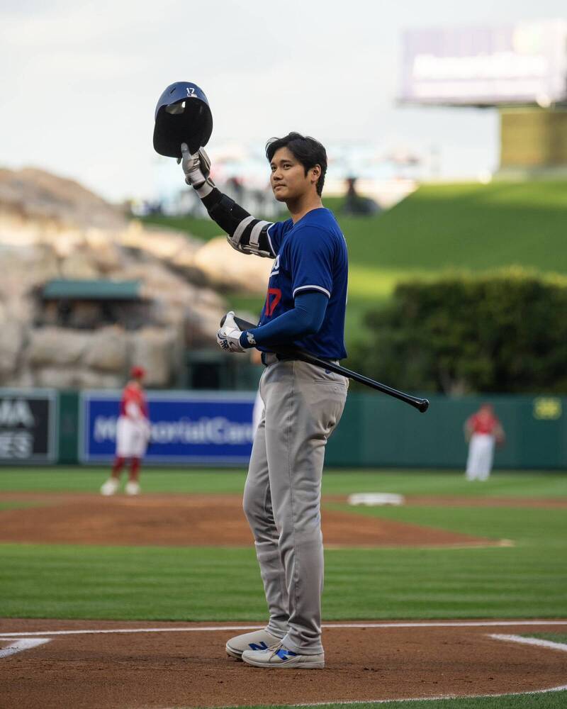 大谷翔平脫下頭盔向全場觀眾致意。（圖片取自天使X）