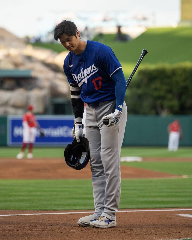 大谷翔平首次回歸天使主場，向現場觀眾致意。（圖片取自天使X）