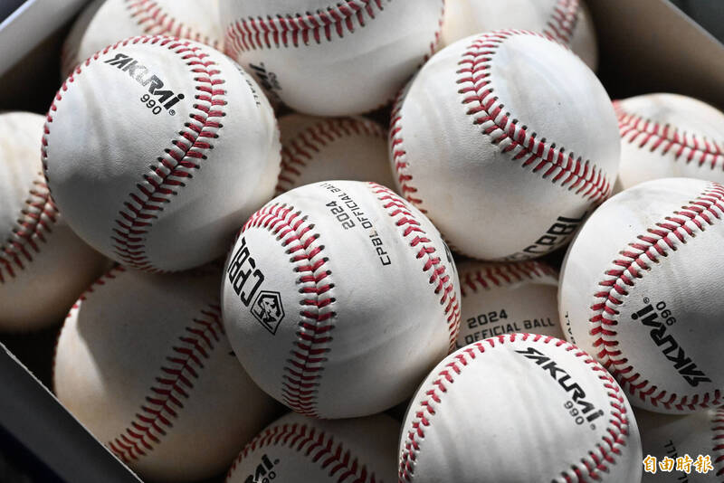 中職公辦熱身賽用球。（記者林正堃攝）