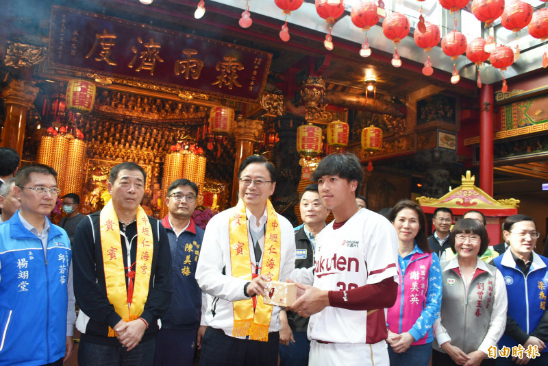 桃園市長張善政（中左）準備「錢母包」與「幸運籤餅」逐一致贈樂天桃猿隊隊長林立（中右）等人。（記者李容萍攝）