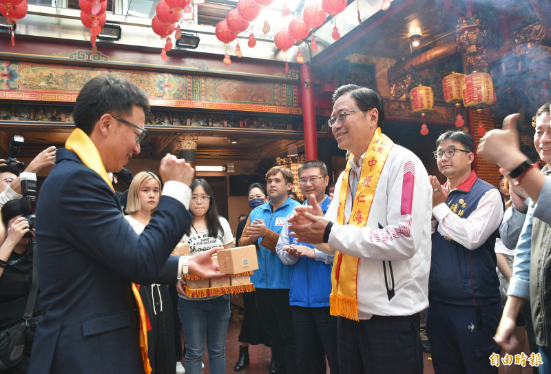 桃園市長張善政（中右）準備「錢母包」與「幸運籤餅」逐一致贈樂天桃猿隊領隊川田喜則（中左）。（記者李容萍攝）