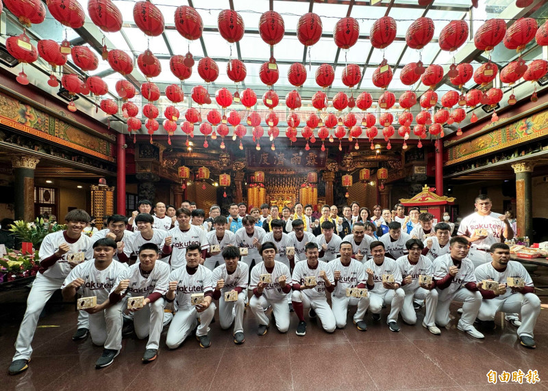 桃園市長張善政今赴中壢仁海宮，與樂天桃猿棒球隊一同在中壢仁海宮祈福，在新賽季奪得佳績。（記者李容萍攝）