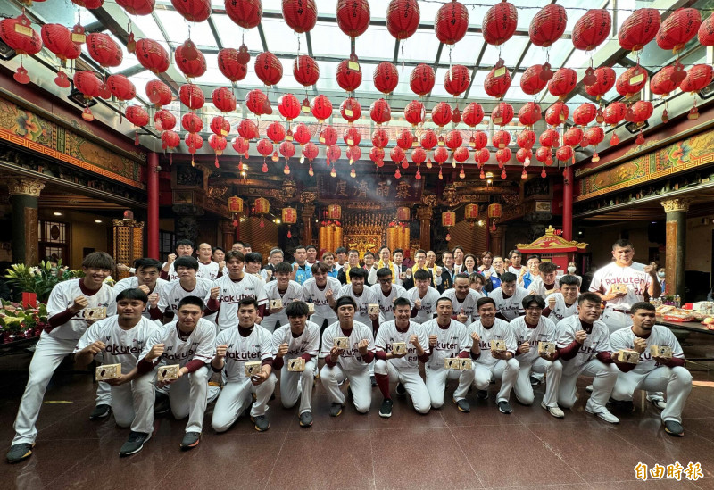 桃園市長張善政今赴中壢仁海宮，與樂天桃猿棒球隊一同在中壢仁海宮祈福，在新賽季奪得佳績。（記者李容萍攝）