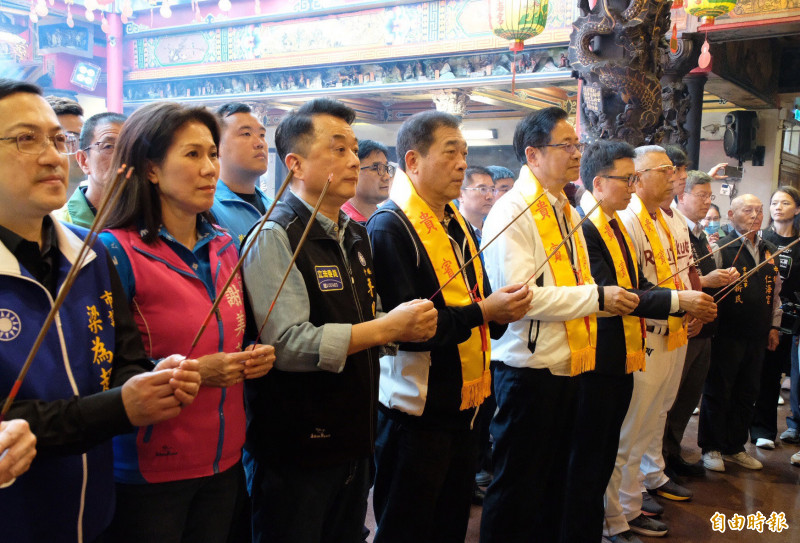 桃園市長張善政（中）今赴中壢仁海宮，與樂天桃猿棒球隊一同在中壢仁海宮祈福，在新賽季奪得佳績。（記者李容萍攝）