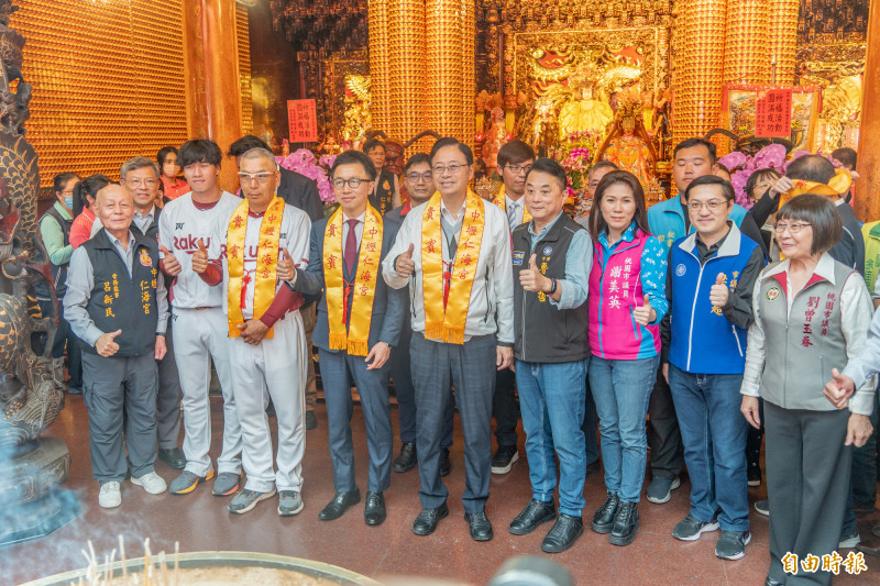 桃園市長張善政（中）今赴中壢仁海宮，與樂天桃猿棒球隊一同在中壢仁海宮祈福，在新賽季奪得佳績，（桃市府提供）