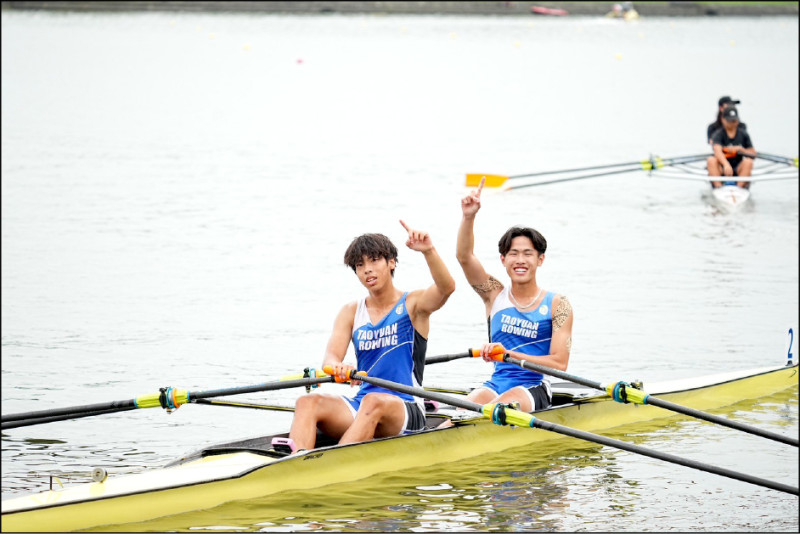 划船好手張雯翔（右）、張易峰攜手奪下本屆全中運首金。（全中運提供）