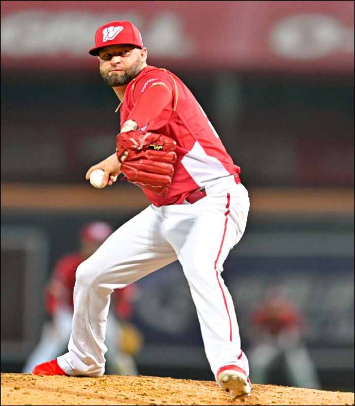 龍隊伍鐸先發5局失1分，在中職連10季都有勝投紀錄。（味全提供）