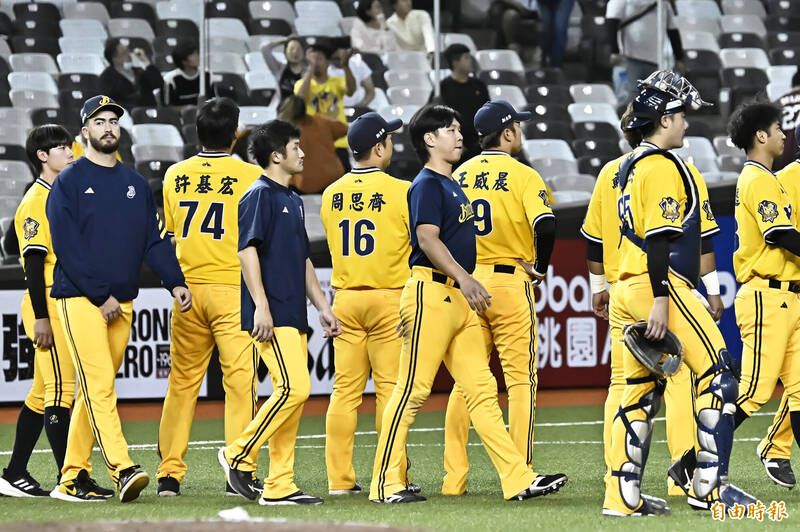 中信兄弟吞敗。（記者陳志曲攝）