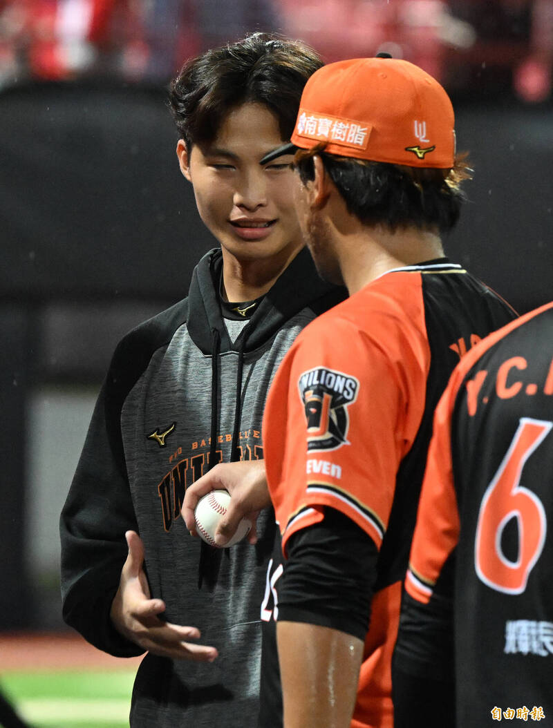 統一獅林詔恩收下首勝球。（記者林正堃攝）