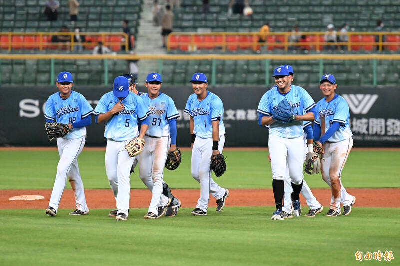 富邦悍將12：0擊潰台鋼雄鷹。（記者李惠洲攝）