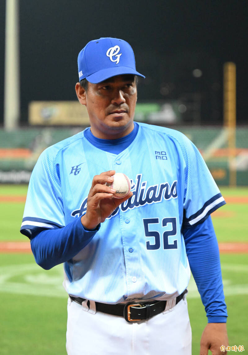 陳金鋒手拿首勝球。（記者李惠洲攝）