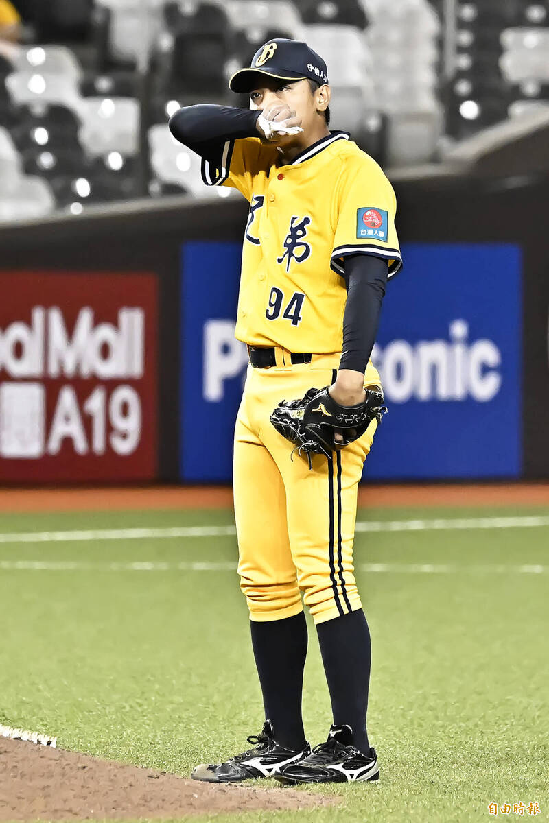 中信兄弟吳俊偉吞下敗投。（記者陳志曲攝）