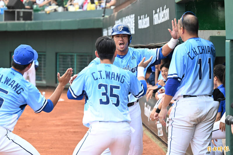 富邦悍將12：0擊潰台鋼雄鷹。（記者李惠洲攝）