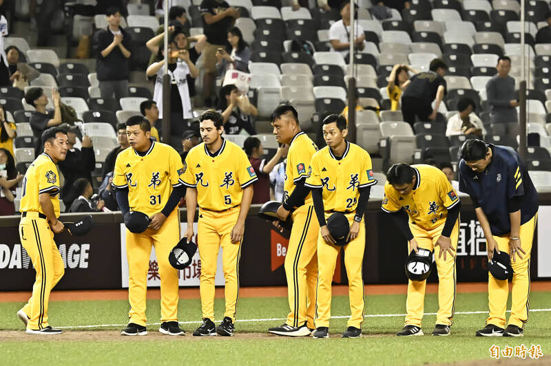 中信兄弟吞敗。（記者陳志曲攝）