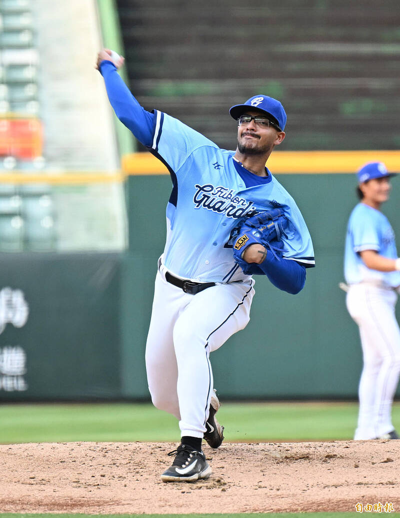 富邦先發洋投羅戈。（記者李惠洲攝）