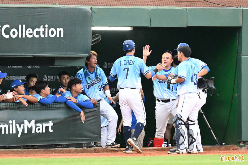 富邦悍將12：0擊潰台鋼雄鷹。（記者李惠洲攝）