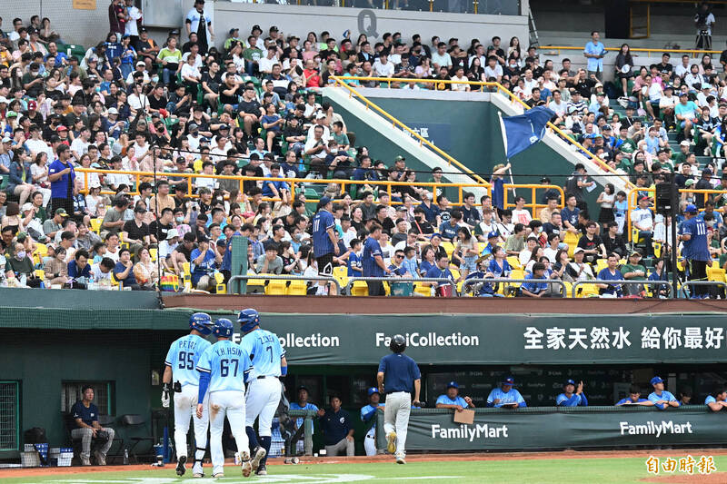 台鋼雄鷹今在澄清湖主場賽事，有1萬2180人進場相挺。（記者李惠洲攝）