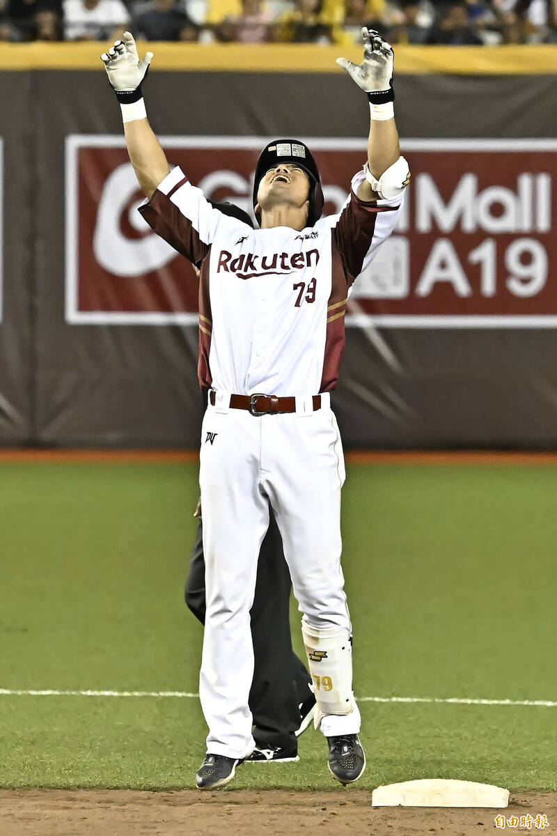 樂天桃猿林智平敲出再見安打。（記者陳志曲攝）