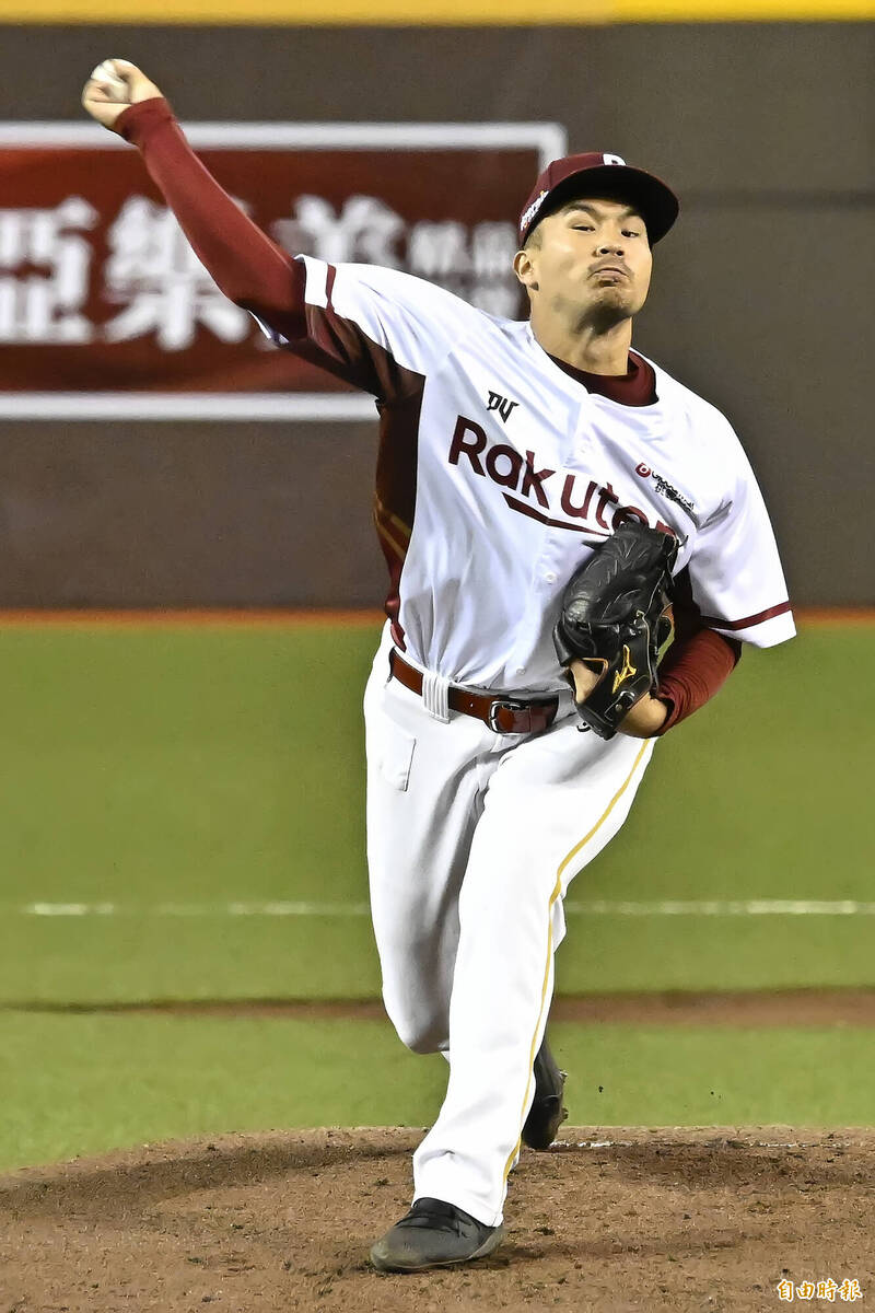 樂天桃猿先發投手曾仁和亂流退場。（記者陳志曲攝）