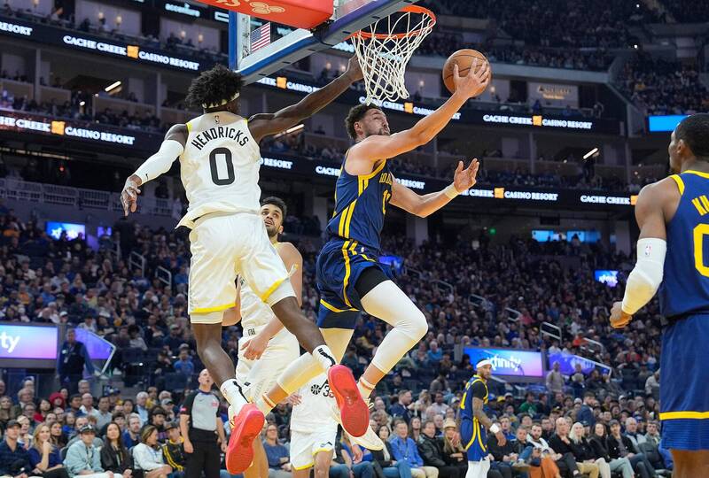 湯普森（Klay Thompson，中）今天攻下32分帶領率隊贏球，勇士也確定有附加賽打。（法新社）